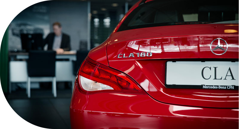 Visma Enterprises kunde Mercedes-Benz CPH udstillingsvindue med CLA 180 samt en medarbejder